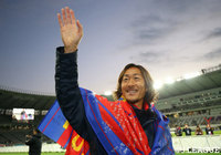 サポーターに手を振る今シーズンで引退の石川 直宏（FC東京）【明治安田Ｊ１ 第34節 FC東京vsＧ大阪】