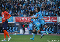 ハットトリックを決め得点王となった川崎Ｆの小林 悠（中央）【明治安田Ｊ１ 第34節 川崎Ｆvs大宮】