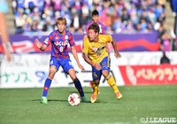 中盤で激しい攻防を見せる仙台の野津田 岳人（右）と甲府の新井 涼平（左）【明治安田Ｊ１ 第34節 甲府vs仙台】