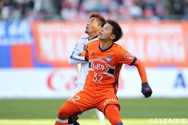 前線でボールをキープしようとする河田 篤秀（新潟）【明治安田Ｊ１ 第34節 新潟vsＣ大阪】