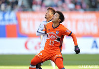 前線でボールをキープしようとする河田 篤秀（新潟）【明治安田Ｊ１ 第34節 新潟vsＣ大阪】