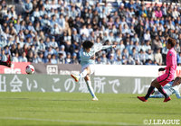 FKなどで何度もゴールに迫る中村 俊輔(磐田)【明治安田J1 第34節 磐田vs鹿島】