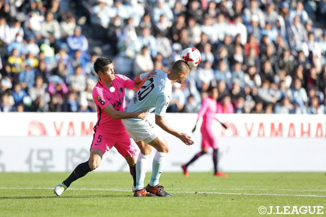 前線でボールをキープする川又 堅碁（磐田）とそれを阻止しようとする植田 直通（鹿島）【明治安田Ｊ１ 第34節 磐田vs鹿島】