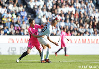 前線でボールをキープする川又 堅碁（磐田）とそれを阻止しようとする植田 直通（鹿島）【明治安田Ｊ１ 第34節 磐田vs鹿島】