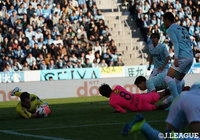 カミンスキーをはじめとする磐田の守備陣が鹿島にゴールを割らせない【明治安田Ｊ１ 第34節 磐田vs鹿島】