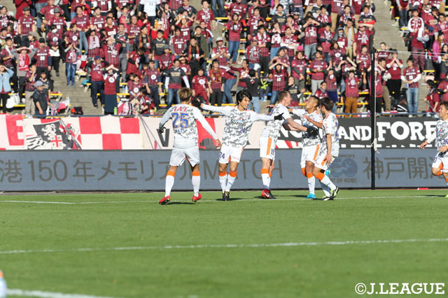 逆転ゴールを決め仲間に祝福される増田 誓志（清水）【明治安田Ｊ１ 第34節 神戸vs清水】