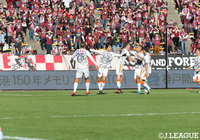 逆転ゴールを決め仲間に祝福される増田 誓志（清水）【明治安田Ｊ１ 第34節 神戸vs清水】