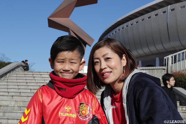 親子でパシャリ！チームシャツが似合ってます！【明治安田Ｊ３ 第34節 福島vs盛岡】