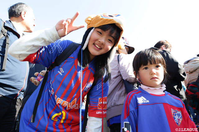 チームシャツを着てしまいでパシャリ！被り物をして防寒対策もバッチリ！【明治安田Ｊ３ 第34節 F東23vsC大23】