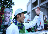 試合前から応援に熱が入る鳥取サポーターの男性【明治安田Ｊ３ 第34節 鳥取vs秋田】