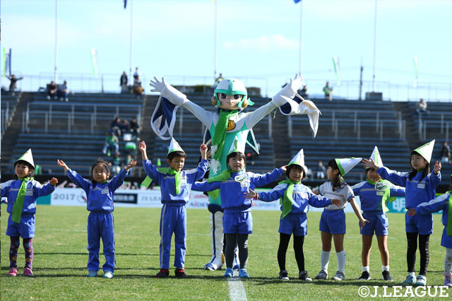 キックオフ前に行われたガイナマンと子供たちによるショー【明治安田Ｊ３ 第34節 鳥取vs秋田】