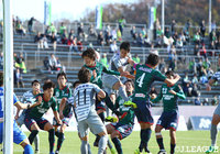 秋田ゴール前にて激しい競り合いが起こる【明治安田Ｊ３ 第34節 鳥取vs秋田】