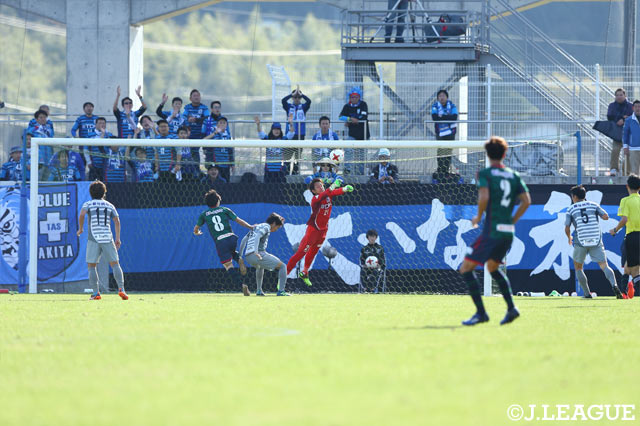 鳥取の守護神、井上 亮太（中央）のスーパーセーブが危機を救う【明治安田Ｊ３ 第34節 鳥取vs秋田】