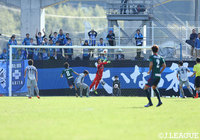 鳥取の守護神、井上 亮太（中央）のスーパーセーブが危機を救う【明治安田Ｊ３ 第34節 鳥取vs秋田】