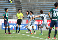 秋田の日髙 慶太（中央）がシュートを決め、仲間たちが駆け寄る【明治安田Ｊ３ 第34節 鳥取vs秋田】