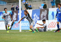 試合終了間際に遊馬 将也（中央）が3点目を押し込み、秋田の優勝を手繰り寄せる！【明治安田Ｊ３ 第34節 鳥取vs秋田】