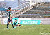 悔しい敗戦をし、その場に座り込む鳥取の選手たち【明治安田Ｊ３ 第34節 鳥取vs秋田】