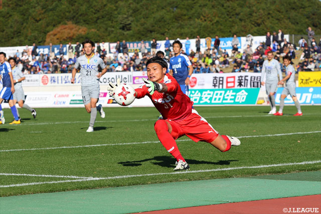 栃木の攻撃を凌ぐGK大西 勝俉（沼津）【明治安田Ｊ３ 第34節 沼津vs栃木】