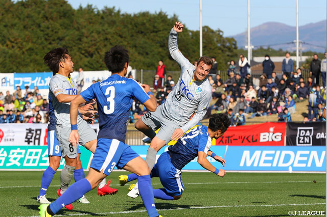 ネイツ ペチュニク（#25）のヘディングは惜しくも枠を外れる【明治安田Ｊ３ 第34節 沼津vs栃木】