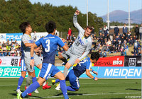 ネイツ ペチュニク（#25）のヘディングは惜しくも枠を外れる【明治安田Ｊ３ 第34節 沼津vs栃木】