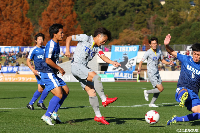 沼津の守備網を破るべく果敢にシュートを放つ廣瀬 浩二（#8）【明治安田Ｊ３ 第34節 沼津vs栃木】