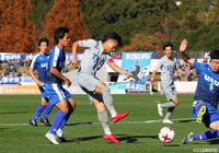 沼津の守備網を破るべく果敢にシュートを放つ廣瀬 浩二（#8）【明治安田Ｊ３ 第34節 沼津vs栃木】