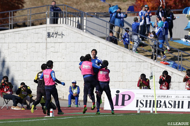 先制ゴールを決め、チームメイトと喜ぶ薗田 卓馬（沼津）【明治安田Ｊ３ 第34節 沼津vs栃木】