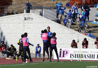 先制ゴールを決め、チームメイトと喜ぶ薗田 卓馬（沼津）【明治安田Ｊ３ 第34節 沼津vs栃木】