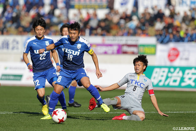 ボールを奪い、攻撃に展開するキャプテンの尾崎 瑛一郎（#18）【明治安田Ｊ３ 第34節 沼津vs栃木】