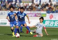 ボールを奪い、攻撃に展開するキャプテンの尾崎 瑛一郎（#18）【明治安田Ｊ３ 第34節 沼津vs栃木】