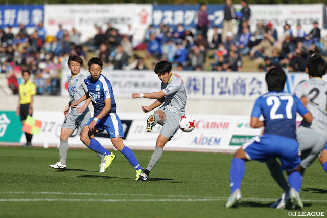 ゴール手前のFKでシュートを放つ岡﨑 建哉（栃木）【明治安田Ｊ３ 第34節 沼津vs栃木】