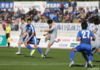 ゴール手前のFKでシュートを放つ岡﨑 建哉（栃木）【明治安田Ｊ３ 第34節 沼津vs栃木】