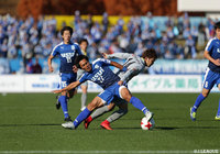 激しくマッチアップする沼津の松藤 正伸（左）と栃木の西谷 和希（右）【明治安田Ｊ３ 第34節 沼津vs栃木】