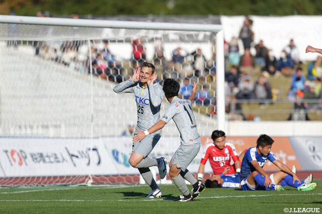 チームをＪ２昇格へ導く同点ゴールを決め、喜ぶネイツ ペチュニク（栃木）【明治安田Ｊ３ 第34節 沼津vs栃木】