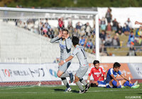 チームをＪ２昇格へ導く同点ゴールを決め、喜ぶネイツ ペチュニク（栃木）【明治安田Ｊ３ 第34節 沼津vs栃木】