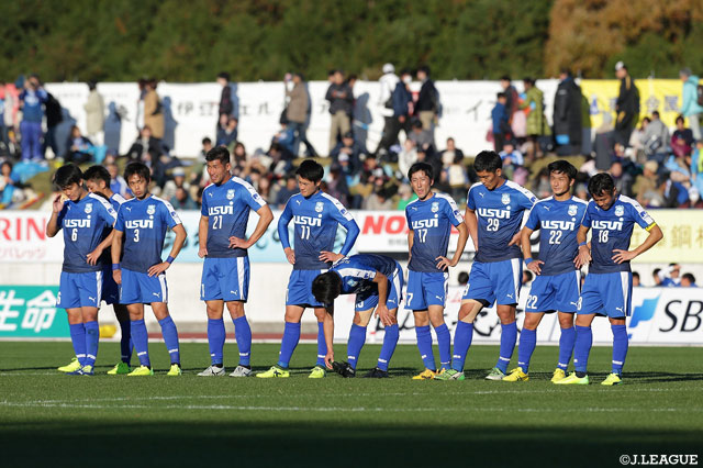 Ｊ３優勝を目前で逃し、落胆する沼津の選手たち【明治安田Ｊ３ 第34節 沼津vs栃木】