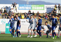 試合終了のホイッスルがピッチに鳴り響き、悲願のＪ２昇格を果たし歓喜する栃木の選手たち【明治安田Ｊ３ 第34節 沼津vs栃木】