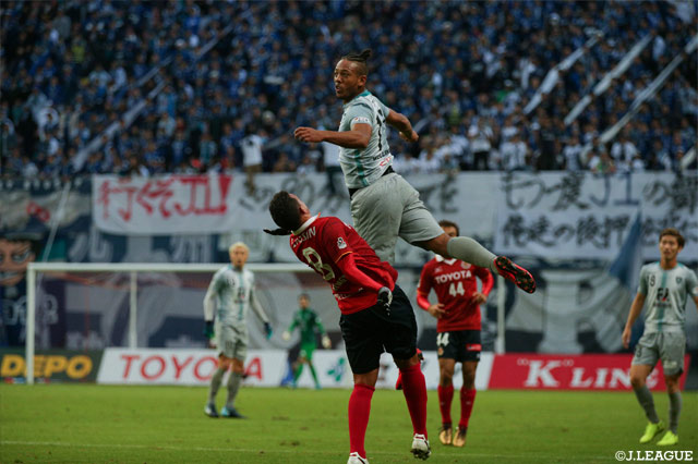 得意の空中戦で相手選手を圧倒するウェリントン（福岡）【Ｊ１昇格プレーオフ 決勝 名古屋vs福岡】