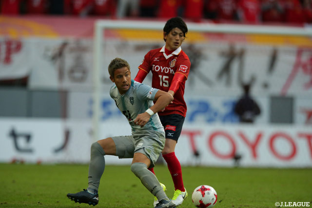 昇格を懸けた一戦で攻防を繰り広げた福岡の松田 力（左）と名古屋の宮原 和也（右）【Ｊ１昇格プレーオフ 決勝 名古屋vs福岡】
