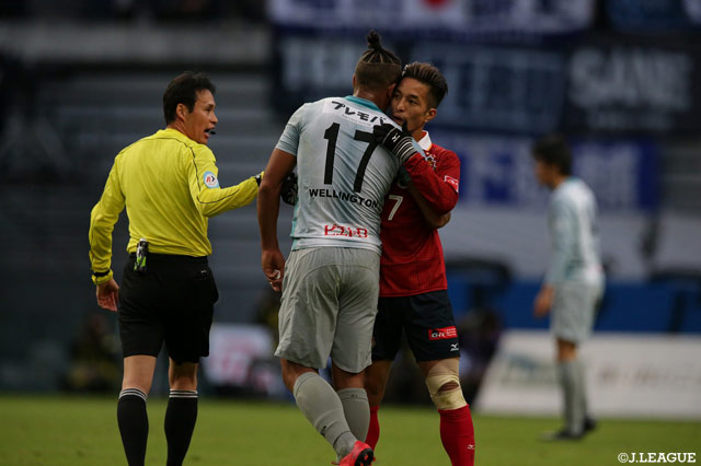 お互いの健闘を称え合う福岡のウェリントン（左）と名古屋の田口 泰士（右）【Ｊ１昇格プレーオフ 決勝 名古屋vs福岡】
