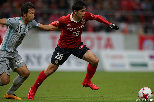得意のドリブルで突破をはかる玉田 圭司（名古屋）【Ｊ１昇格プレーオフ 決勝 名古屋vs福岡】