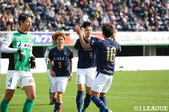 5得点を決め快勝の鹿児島。ハットトリックで勝利に貢献した藤本 憲明（♯9）【明治安田Ｊ３ 第34節 鹿児島vs相模原】