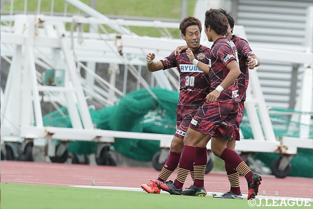 開始早々の4分、こぼれ球から田中 恵太（♯30）がボールを流し込み琉球先制【明治安田Ｊ３ 第34節 琉球vs富山】