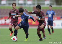 ドリブルで突破する富山の衛藤 裕（♯10）【明治安田Ｊ３ 第34節 琉球vs富山】