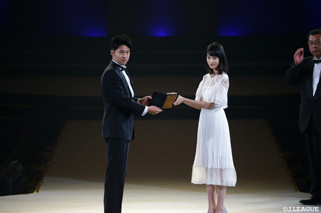 ベストヤングプレーヤー賞を受賞した中山 雄太（柏）【２０１７Ｊリーグアウォーズ】