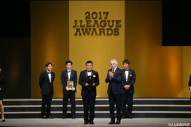 優秀監督賞（Ｊ２）を受賞した曺 貴裁監督（湘南）【２０１７Ｊリーグアウォーズ】