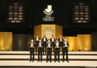 ベストイレブンに選ばれた選手がクリスタル・オーナメントを持ち記念撮影【２０１７Ｊリーグアウォーズ】