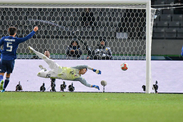 試合を通じて最大のピンチも横っ飛びでセーブした中村 航輔（柏）【EAFF E-1サッカー選手権2017決勝大会 日本vs北朝鮮】