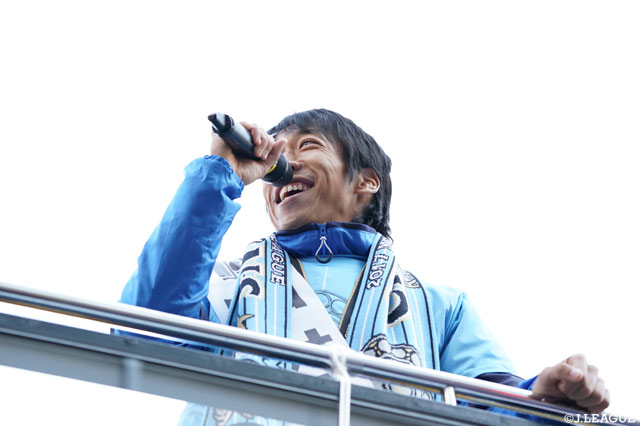 悲願の初タイトルを獲得し笑顔の中村 憲剛【明治安田Ｊ１ 優勝パレード 川崎Ｆ】