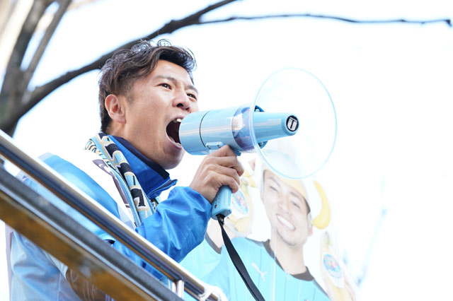 ファン・サポーターの前で優勝を報告する田坂 祐介【明治安田Ｊ１ 優勝パレード 川崎Ｆ】